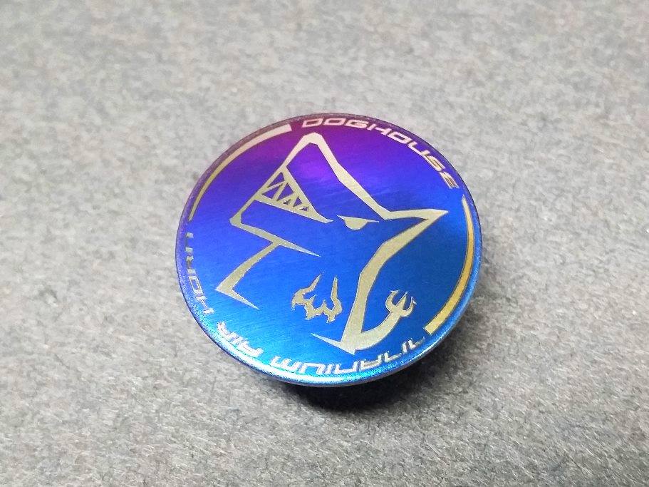 【DOG HOUSE 惡搞手工廠】鈦合金廠徽汪汪款