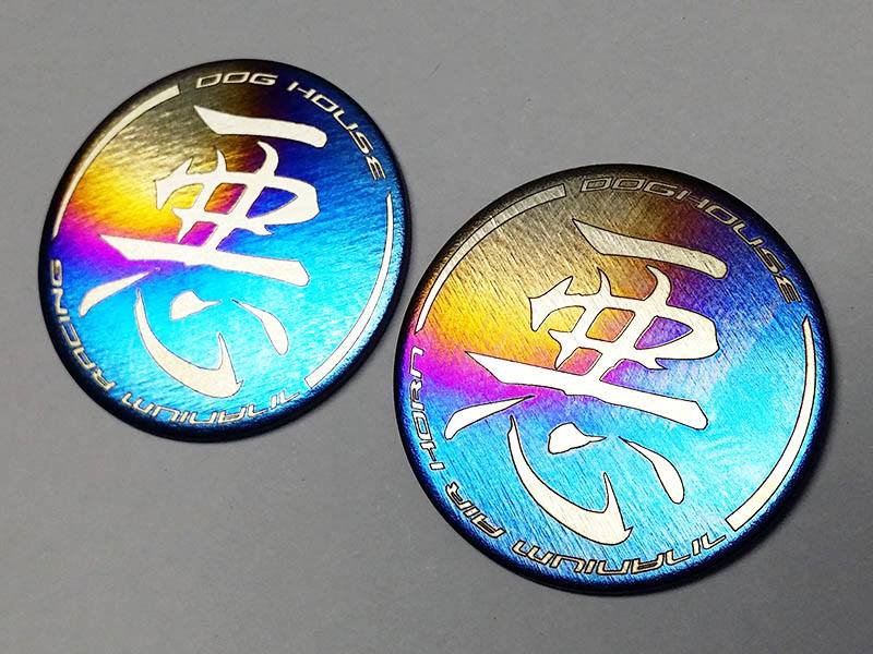 【DOG HOUSE 惡搞手工廠】鈦合金廠徽惡字款