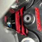 【DOG HOUSE 惡搞手工廠】CNC對二大螃蟹後卡鉗補強座 (84mm) JET SL / MMBCU / DRG 1.0/2.0| Webike摩托百货