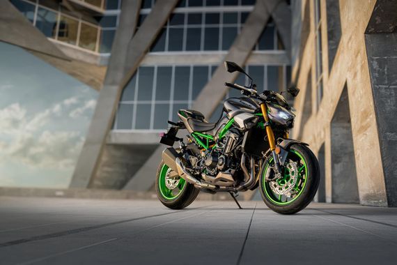 2025 Kawasaki Z900系列大改升級，Sugomi 設計再進化，搭載先進電子系統