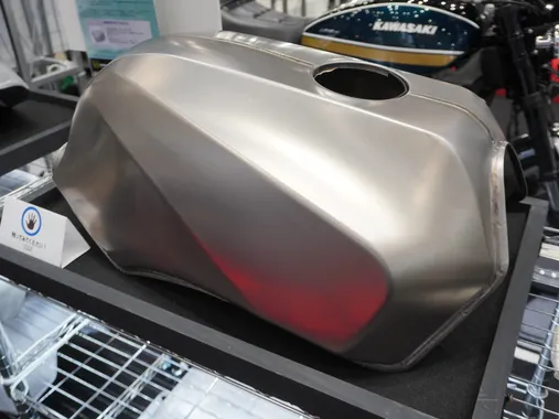【2024東京摩托車展】Doremi Collection突破技術壁壘，將推出GPZ900R鈦合金油箱